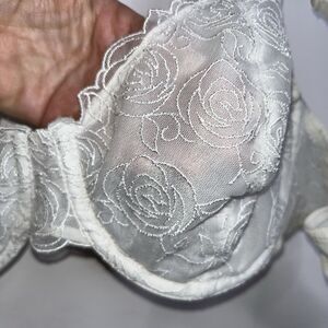 Bali Sheer Lace Roses Underwire Bra in White 38C Good pre-owned condition.